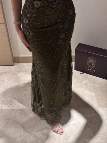 فستان سهرة تفتة مطرز بالخرز والورود الملونة – مقاس...