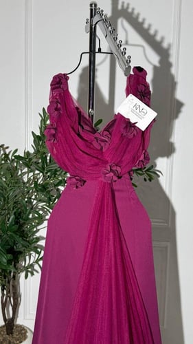 فستان باربي فاخر مع صدر تل مورّد وانسدال تل جانبي...