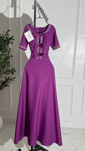 فستان كلوش بتطريز مباشر مع فيونكات