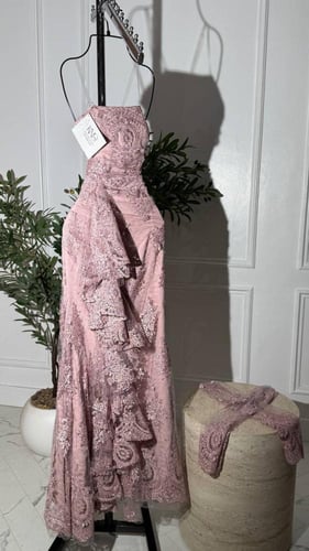 فستان دانتيل لحمي طويل مبطن بفصوص لامعة مع أكمام م...