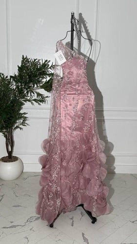 فستان تل مع شك فاخر وزينة ورود ليزر