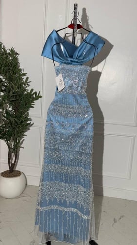 فستان سهرة سماوي طويل مع شك بأكمام مكشوفة