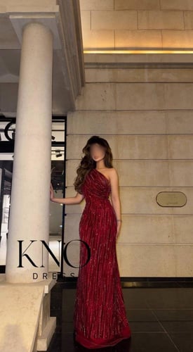 فستان سهرة عودي فاخر - كتف واحد بخطوط لامعة ولمسة...