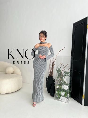 فستان فضي طويل لامع بأكمام طويلة