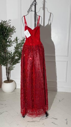 فستان أحمر طويل بدون أكمام مزين بالشك – تصميم مبهر...