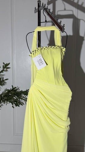 فستان اصفر ناعم خفيف وطويل من خامة جورجيت مع تطريز...