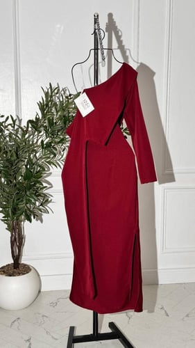 فستان عودي أنيق من خامة باربي فاخرة بتصميم كتف واح...