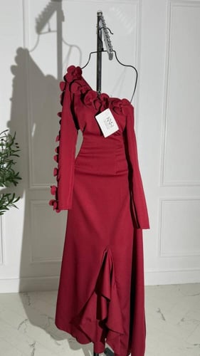 فستان طويل بكتف مكشوف مع ورد