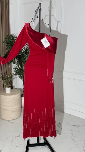 فستان مخصر طويل مع تطريز هدب