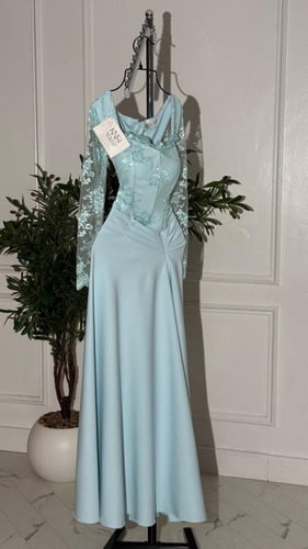 فستان سهرة دانتيل بأكمام طويلة باري