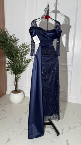 فستان سهرة كحلي داكن تفته بذيل جانبي طويل