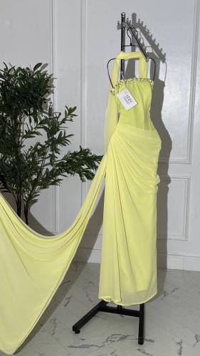 فستان اصفر ناعم خفيف وطويل من خامة جورجيت مع تطريز...
