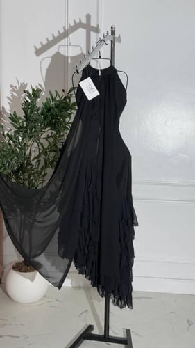 فستان اسود ناعم مع كشكش مائل