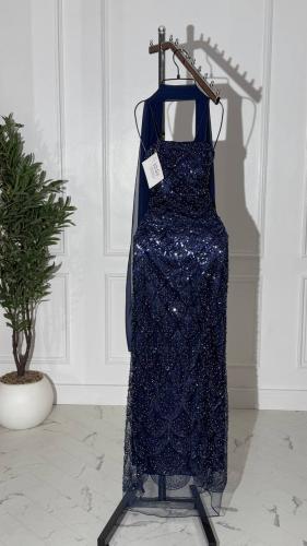 فستان سهرة كحلي فخم بكلفة لامعة وتفاصيل راقية