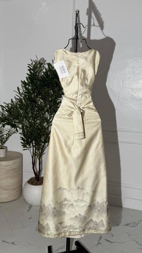 فستان مع وردة بالأعلى وحزام