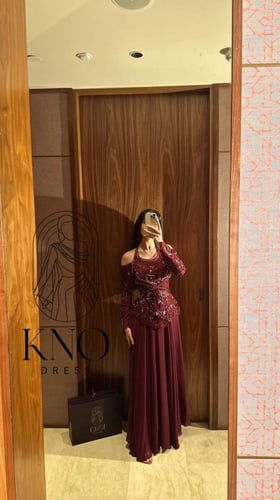 فستان بايزي مطرز يدوياً بجورجيت مبطن لإطلالة أنيقة