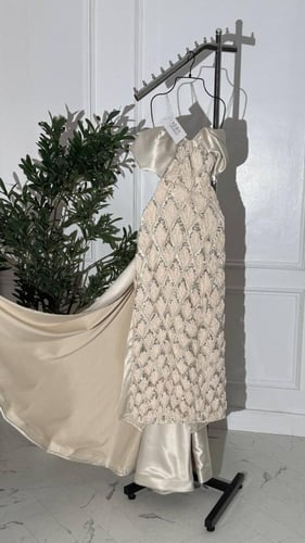 فستان سهرة بيج بكلفة تل مورد مع تطريز