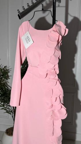 فستان باربي بينك أنيق مع تفاصيل ليزر فاخرة