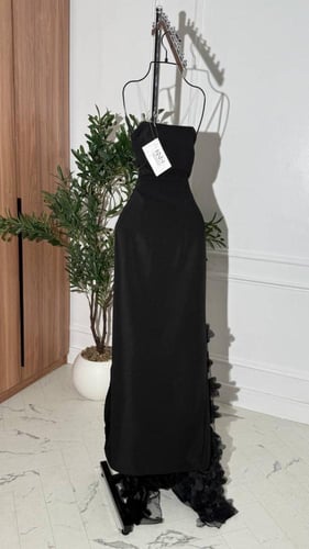 فستان سهرة اسود مع ذيل ورود