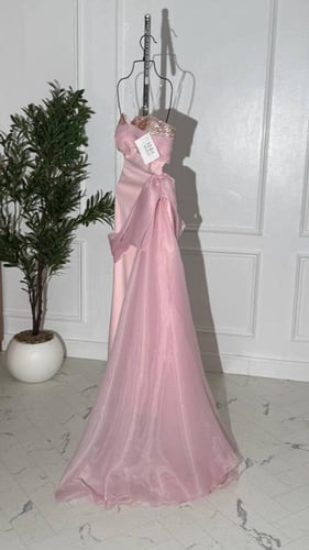 فستان سهرة بتطريز خاص بقماش باربي