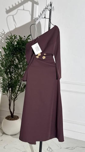 فستان بني طويل بكتف واحد مزين بورود ذهبية أنيقة