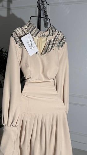 فستان انيق بتطريز مع فتحة بالصدر