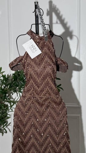 فستان شك بني طويل فاخر بتصميم أنيق وجذاب