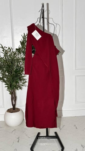 فستان عودي أنيق من خامة باربي فاخرة بتصميم كتف واح...