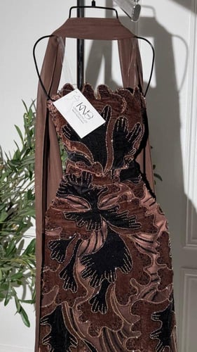 فستان كلفة مخمل مع شك لامع وشال جورجيت ناعم لإطلال...