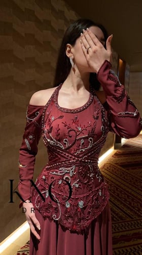 فستان بايزي مطرز يدوياً بجورجيت مبطن لإطلالة أنيقة