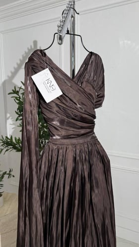 فستان بأكمام غير متماثلة باللون البني