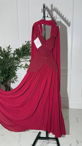 فستان سهرة أحمر طويل جورجيت باربي مع شال وتصميم بأ...