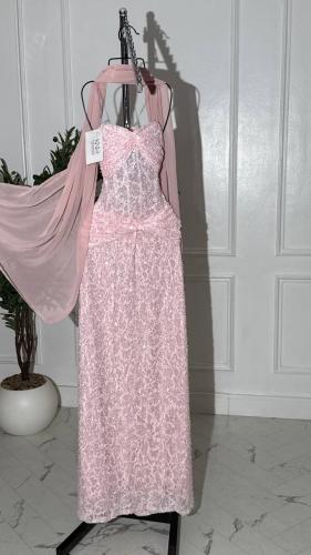 فستان سهرة بينك طويل من الدانتيل المبطن بتفاصيل كر...