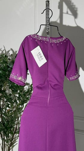 فستان كلوش بتطريز مباشر مع فيونكات