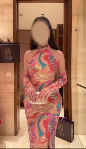 فستان شك مموج فاخر بألوان براقة وقصّة ضيقة أنيقة