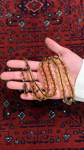 مسبحة بكلايت عسلي مكحّل