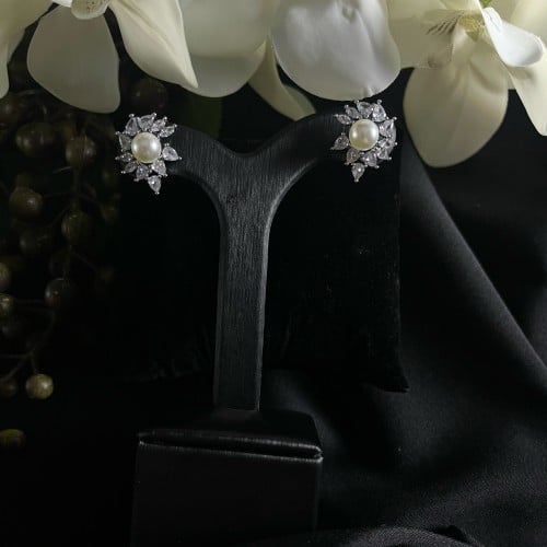 حلق فضي مزين باللؤلؤ