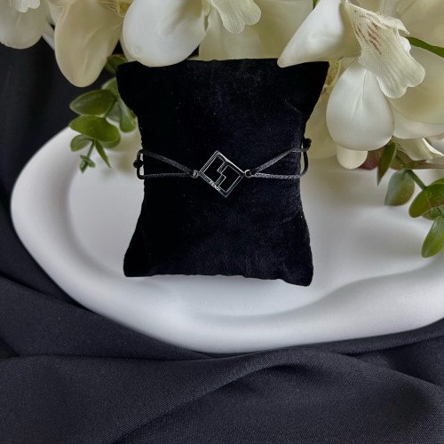 إسوارة Fendi (خيط أسود )