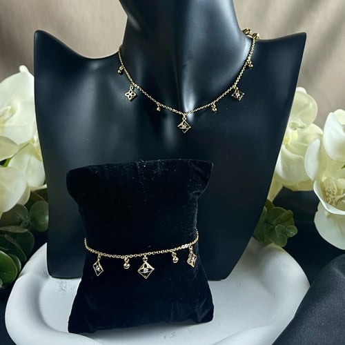 طقم سلسال وإسواره ذهبي تصميم ( LV )