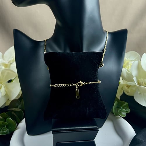 طقم سلسال وإسواره ذهبي تصميم ( Dior )