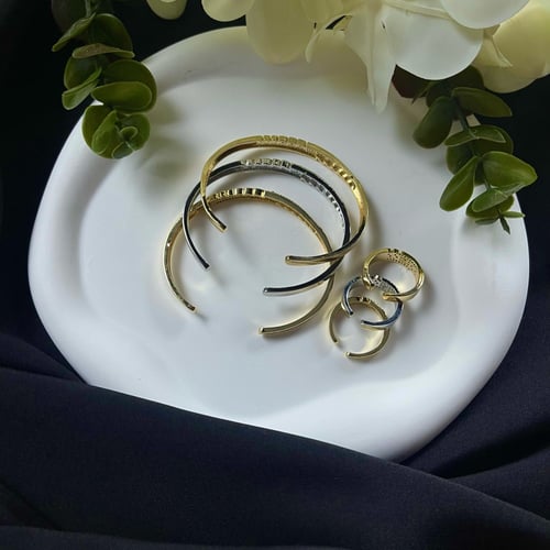 طقم أساور وخواتم مزينة بالزركون