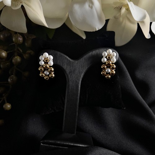 حلق ذهبي مزين باللؤلؤ