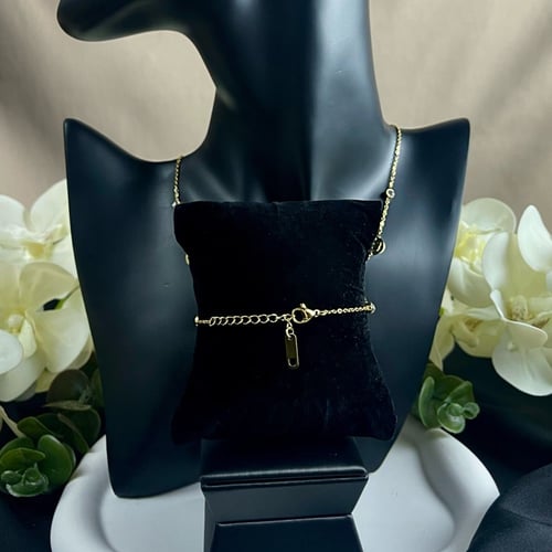 طقم سلسال وإسواره تصميم ( LV )