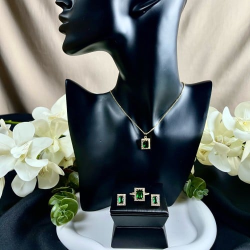 طقم ذهبي بكريستال أخضر (قصّة اميرالد)