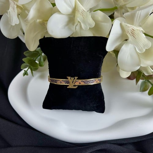 إسوارة جلد بحواف ذهبي تصميم ( LV )