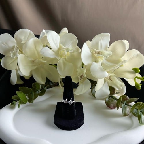 خاتم فضي على شكل فراشة مزين بالزركون