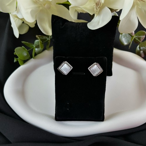 حلق فضي على شكل معين