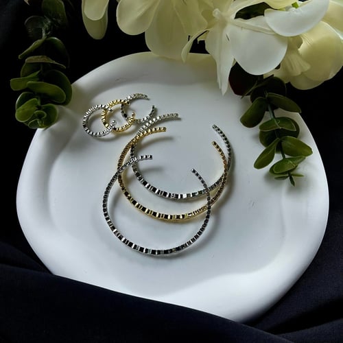 طقم أساور وخواتم مزينة بالزركون