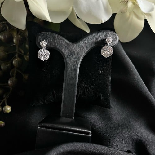 حلق فضي مرصع بالزركون