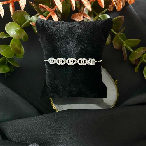 إسواره لون فضي مرصعه بالزركون